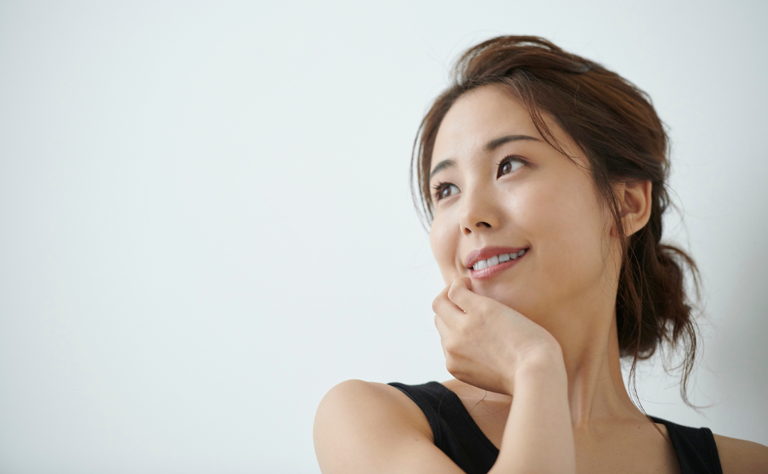顔に手を添える女性｜ムクノキ歯科