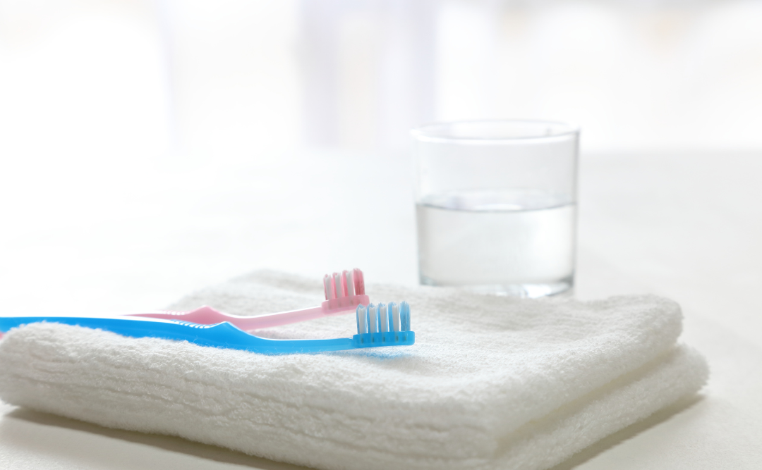 水と歯ブラシ｜ムクノキ歯科