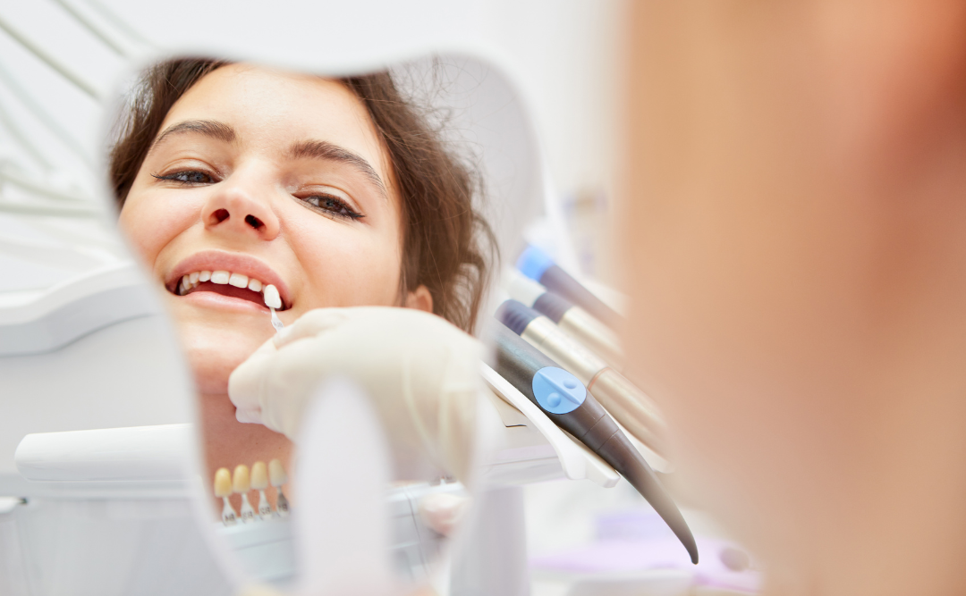 歯の色味を確認する女性｜ムクノキ歯科