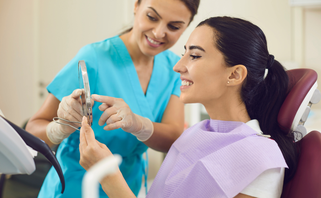 歯科衛生士と鏡で確認する女性｜ムクノキ歯科