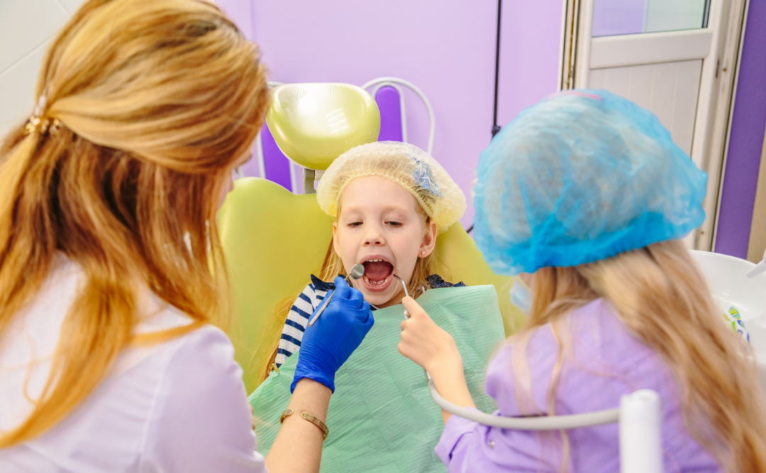 検診を受ける子ども｜ムクノキ歯科