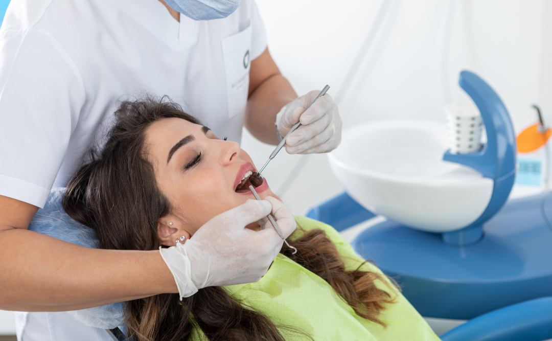 定期検診を受ける女性｜ムクノキ歯科