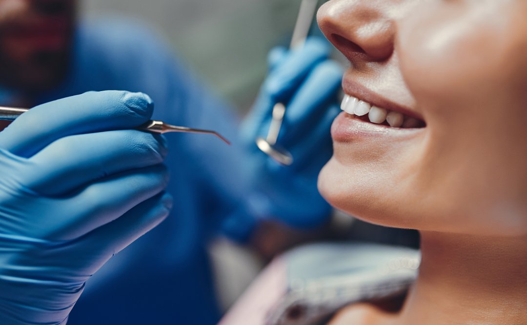 歯科医師に診てもらう女性|ムクノキ歯科