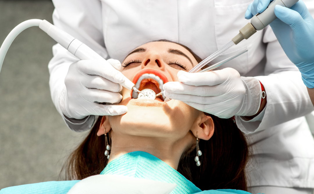 歯のクリーニングを受ける女性｜ムクノキ歯科