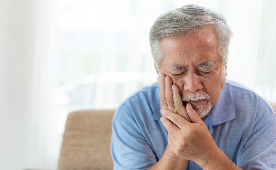 歯に痛みを感じる男性｜ムクノキ歯科