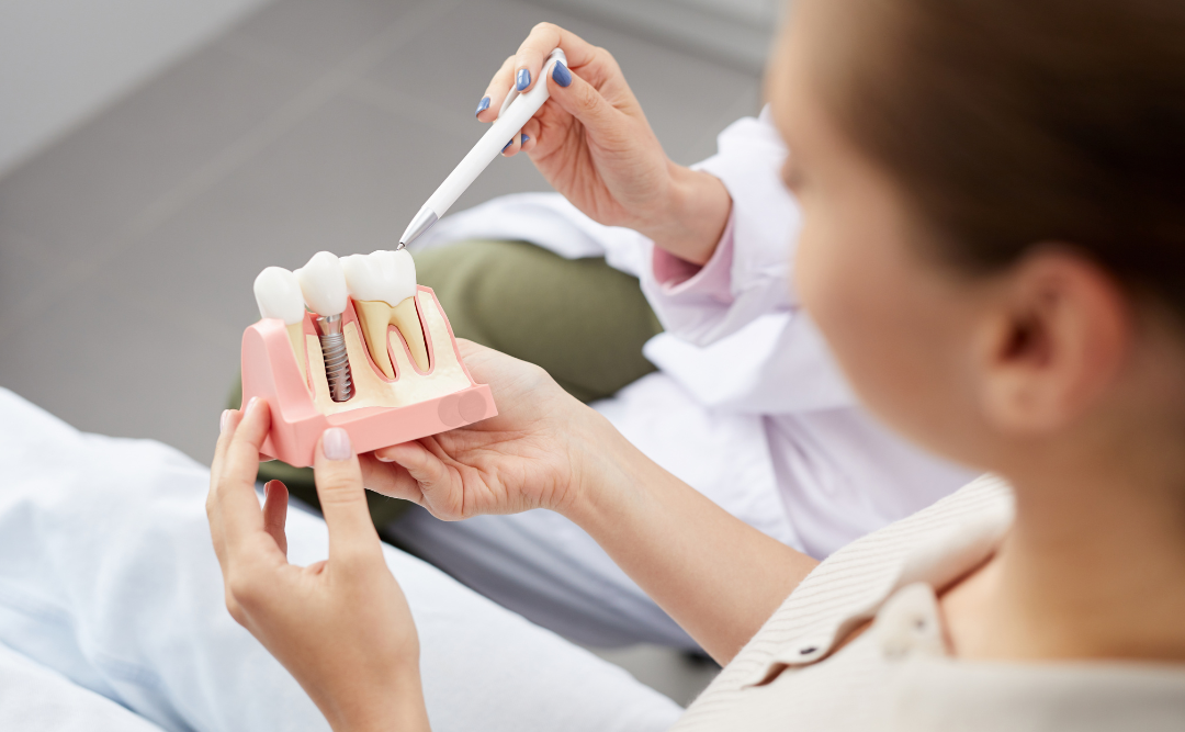 インプラントの話を聞く患者｜ムクノキ歯科