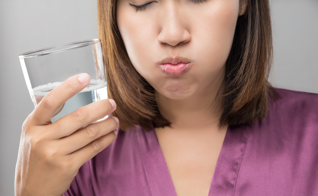 うがいをする女性｜ムクノキ歯科