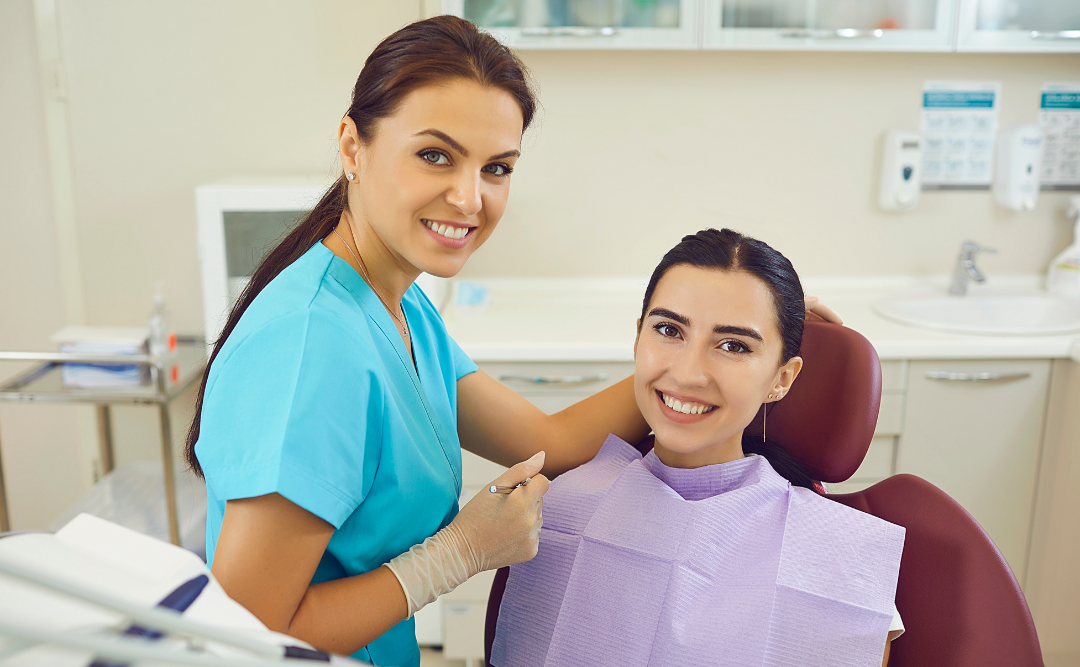 クリーニングでつ通院する女性|ムクノキ歯科