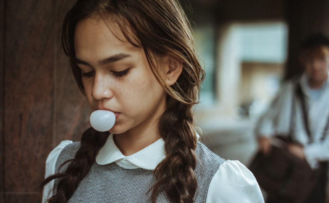 キシリトールガムを買う女の子|ムクノキ歯科