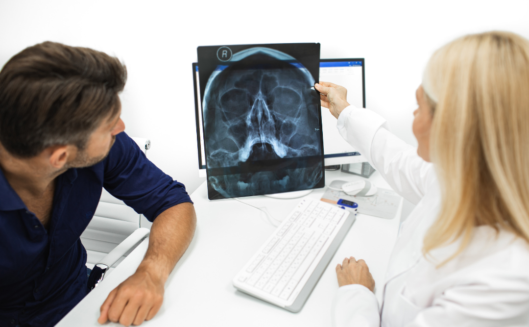 副鼻腔炎の説明を受ける患者|ムクノキ歯科