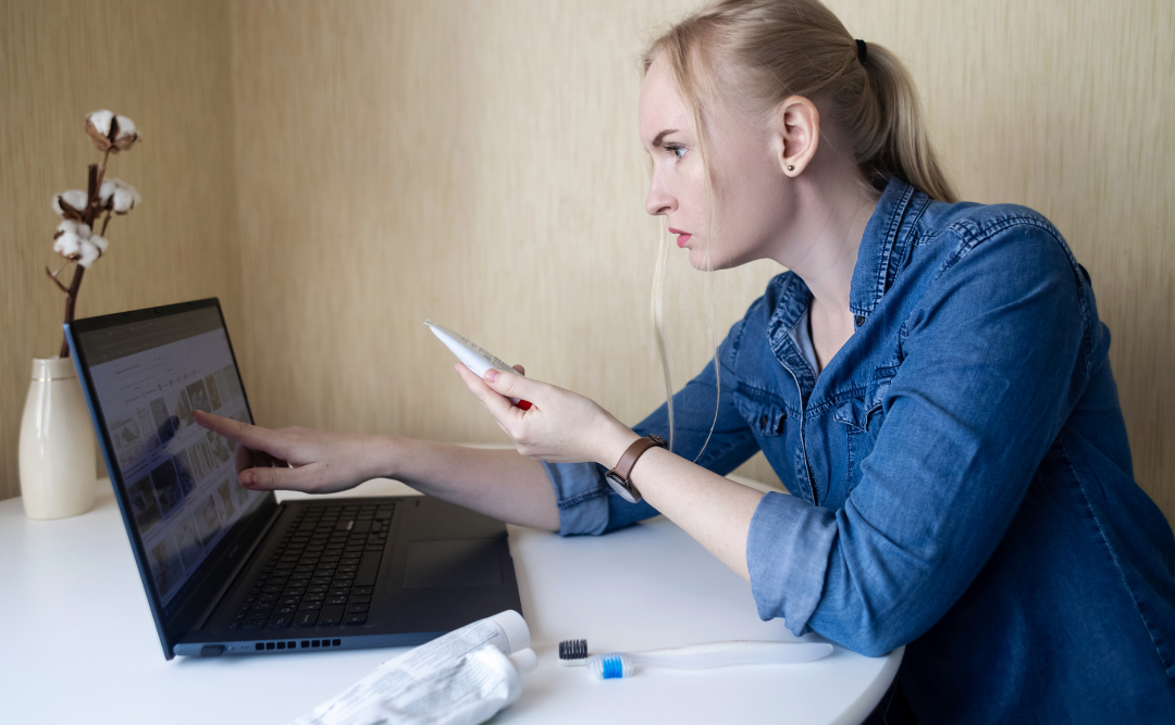 フッ素の成分を調べる女性|ムクノキ歯科