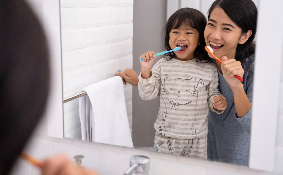笑顔で歯磨きする親子|ムクノキ歯科