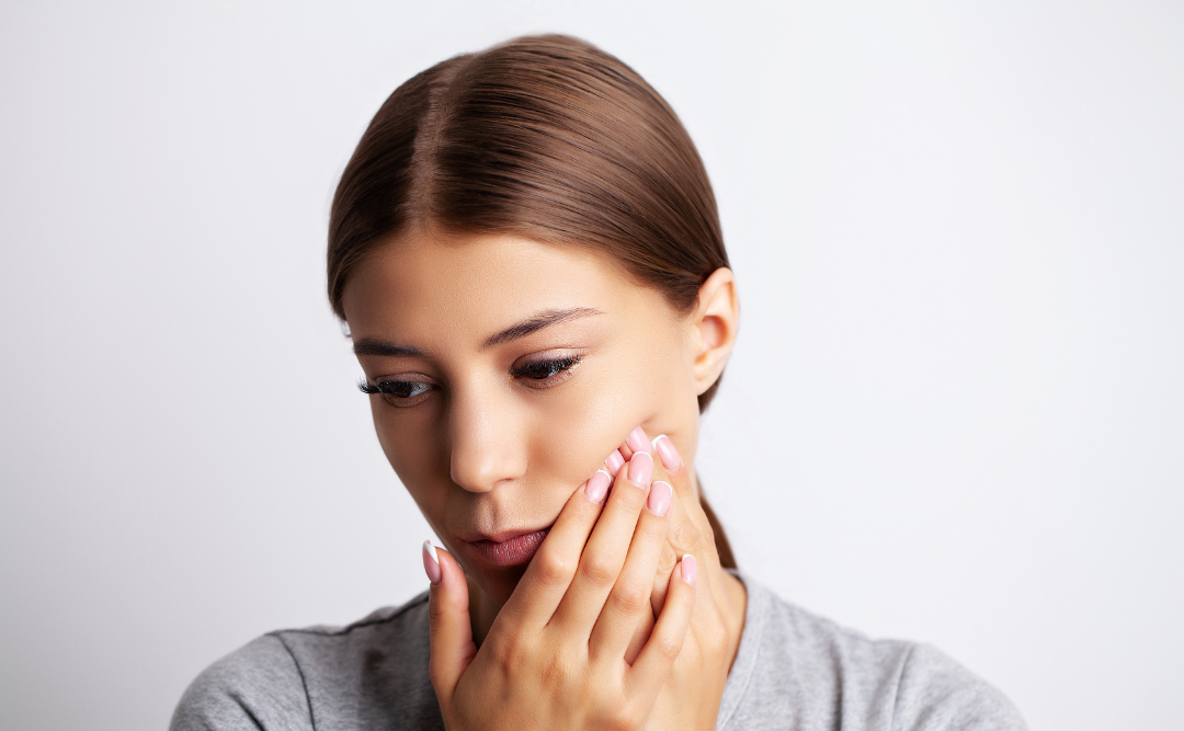 口内の症状に悩む女性｜ムクノキ歯科