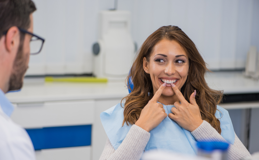 美しい歯の女性|ムクノキ歯科