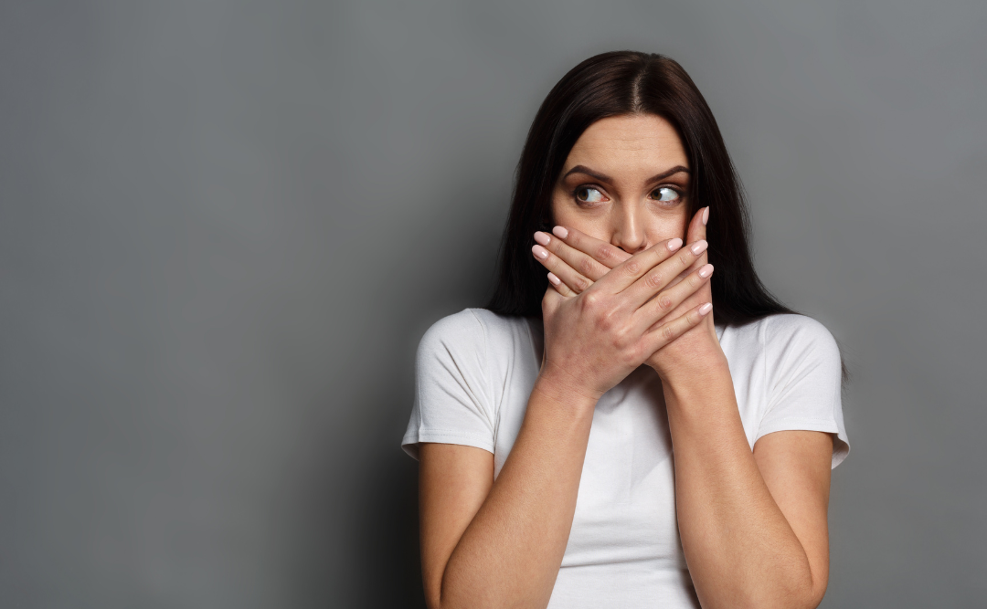 口を隠す女性