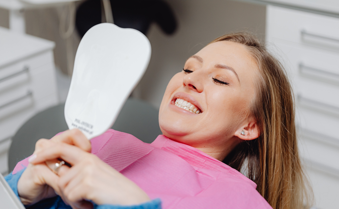 前歯を治療する女性|ムクノキ歯科