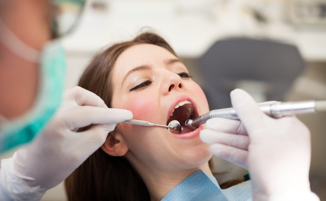 治療中の女性｜ムクノキ歯科