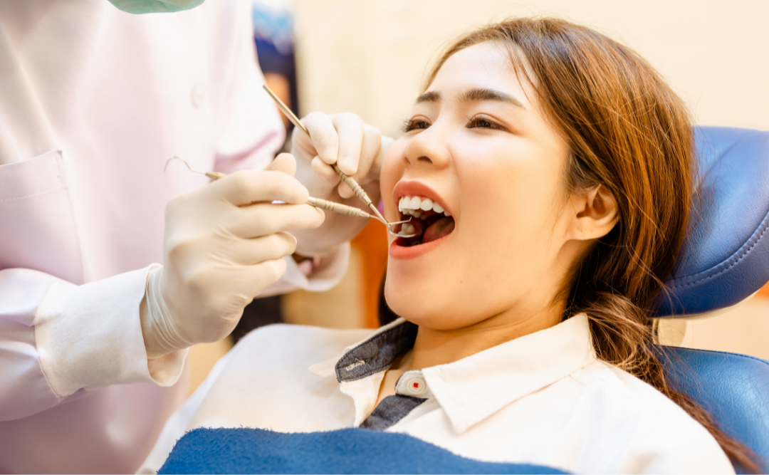 診察を受ける女性｜ムクノキ歯科