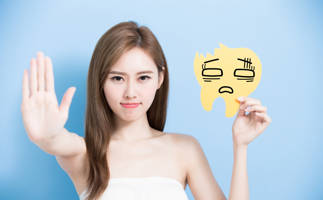 注意を呼び掛ける女性｜ムクノキ歯科