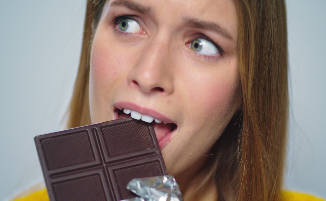 チョコレートがしみている女性|ムクノキ歯科