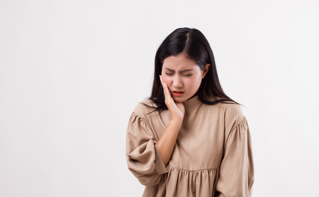 歯に甘いものがしみている女性|ムクノキ歯科