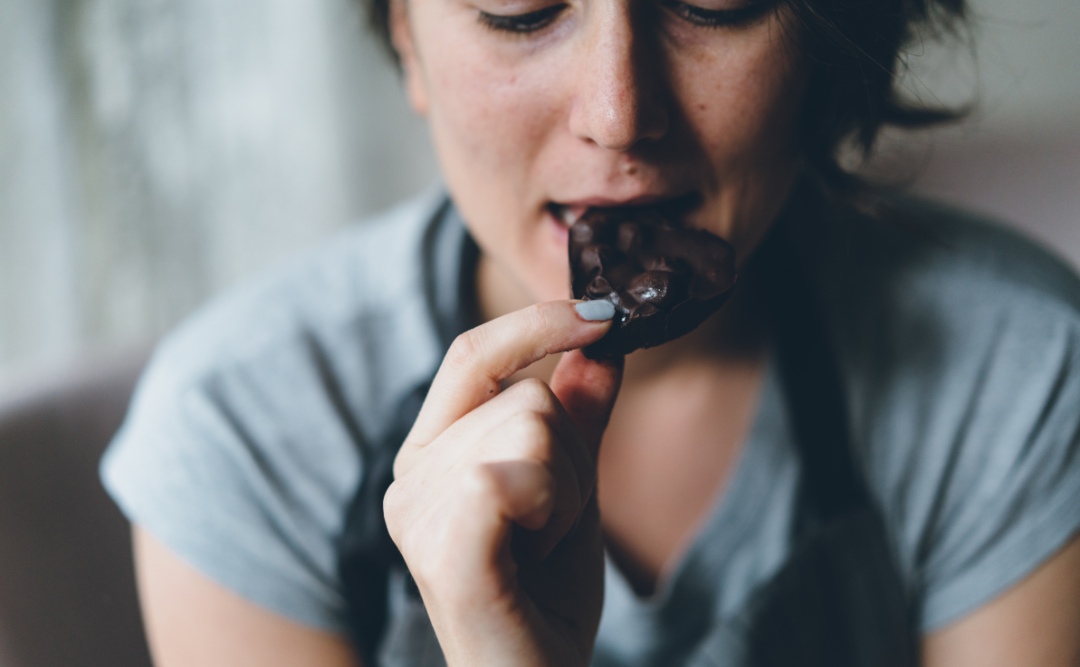甘いものを食べる女性|ムクノキ歯科