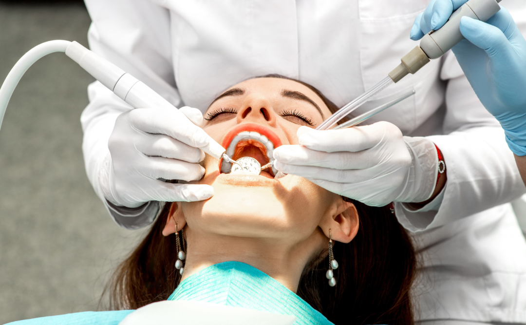 PMTCを受ける女性|ムクノキ歯科