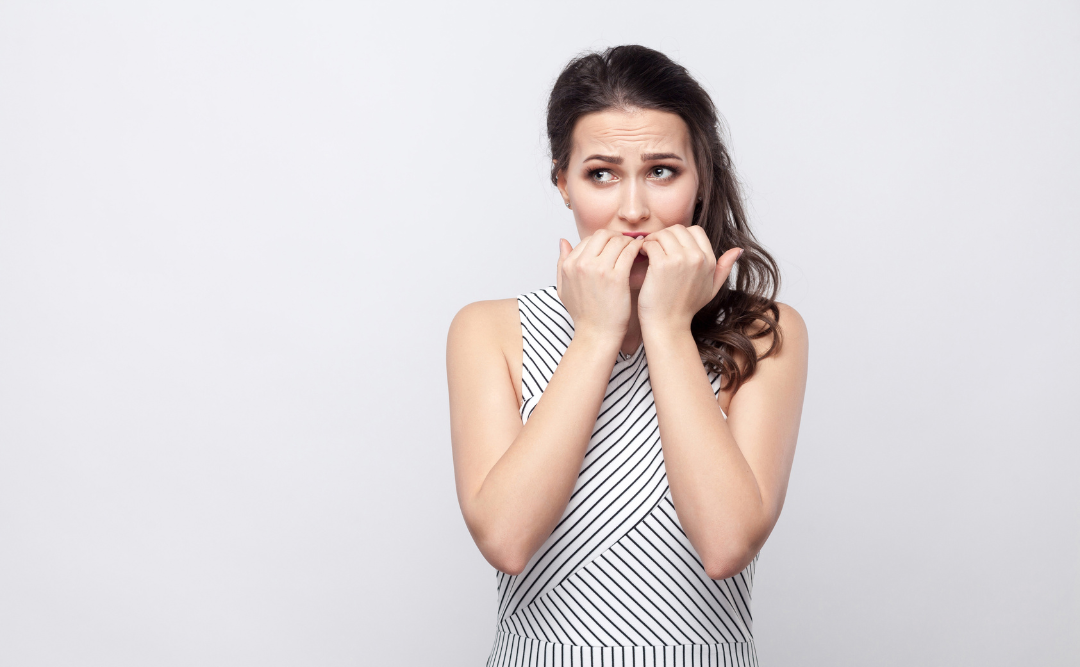 怖がる女性｜ムクノキ歯科