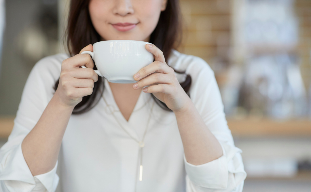 紅茶を飲む女性｜ムクノキ歯科