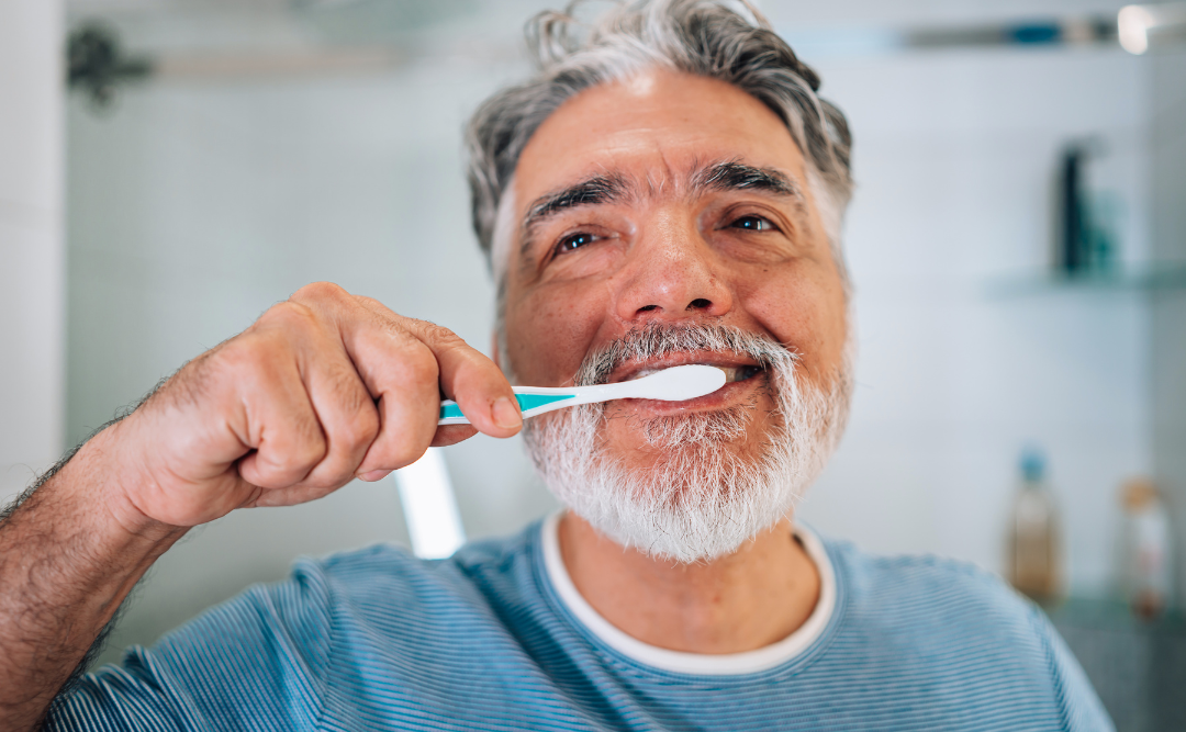 歯を磨く高齢男性|ムクノキ歯科