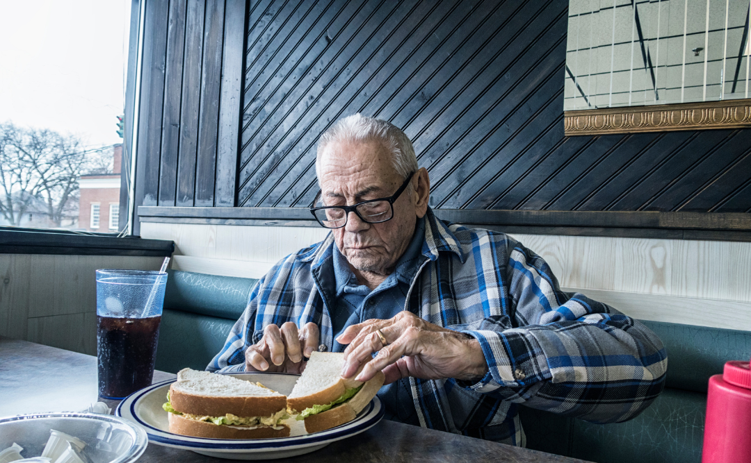 食事をする高齢男性|ムクノキ歯科